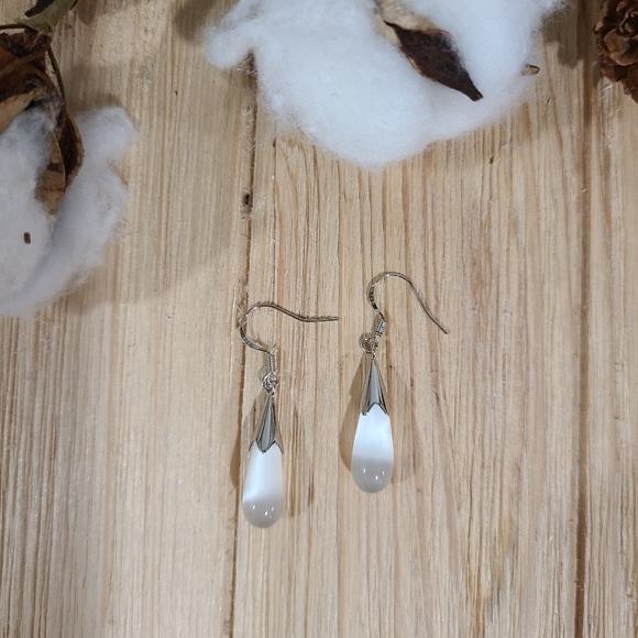 🎉🎉NEW🎉🎉BEAUTIFUL!! WHITE OPAL Teardrop Dangle Earrings in SILVER - Picture 10 of 14